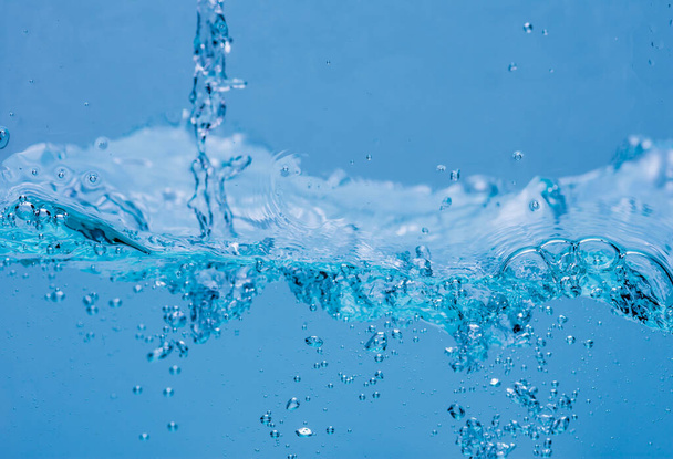 Пузырьки воды и воздуха на белом фоне с пространством для текста - Фото, изображение