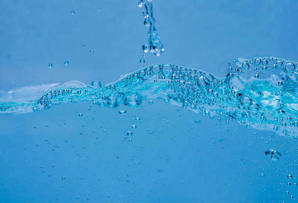 Water en lucht bellen over witte achtergrond met ruimte voor tekst - Foto, afbeelding