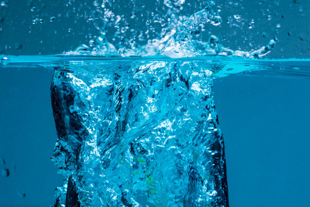Επιφάνεια του μπλε νερού λευκό φόντο - Φωτογραφία, εικόνα
