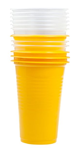 стопка желтых и прозрачных пластиковых чашек
 - Фото, изображение