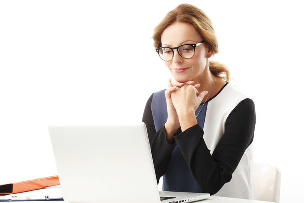 Businesswoman using her laptop - Foto, imagen