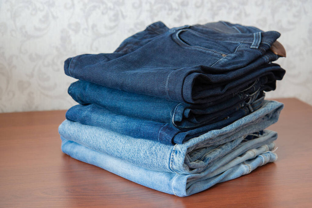 pilha de jeans azuis na cama - Foto, Imagem