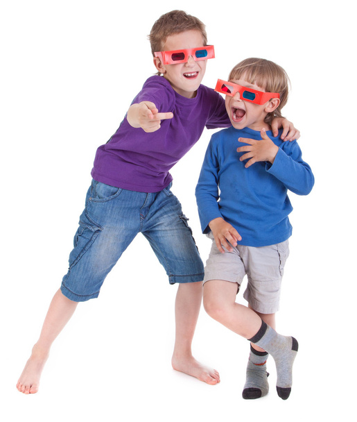Les garçons s'amusent à porter des lunettes 3D
 - Photo, image