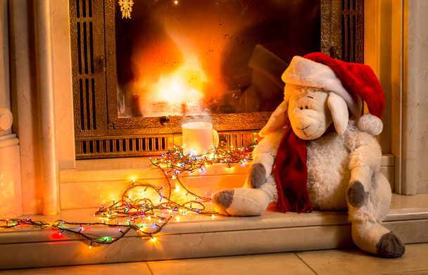 brinquedo ovelhas sentado ao lado lareira no ano novo
  - Foto, Imagem