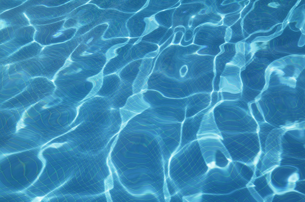 Reflejo de agua de piscina en tono azul
 - Foto, Imagen