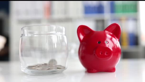 Sparschwein und gefüllt mit Münzen. Akkumulation von Finanzeinkünften und profitablen Investitionen - Filmmaterial, Video