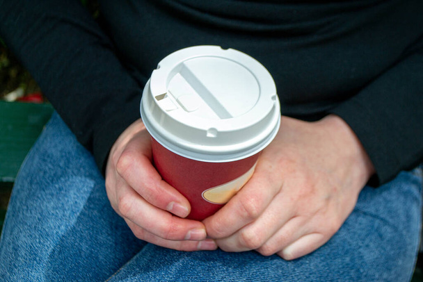 コーヒービジネスコンセプト女性バリスタがコーヒーを淹れ、熱々のコーヒーカップを路上で提供します。高品質の写真 - 写真・画像