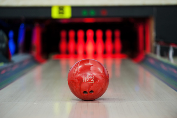 Bowling ball rolling along bowling alley - Zdjęcie, obraz