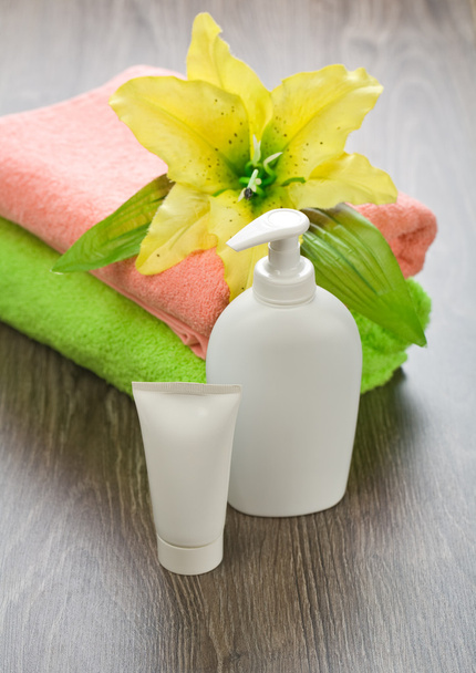 Flower on towels with tube and bottle - Foto, Bild