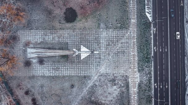 The city of Bila Tserkva in winter, a monument to the Soviet aircraft near the road, vertical view from a drone, aerial photography - Foto, Imagen