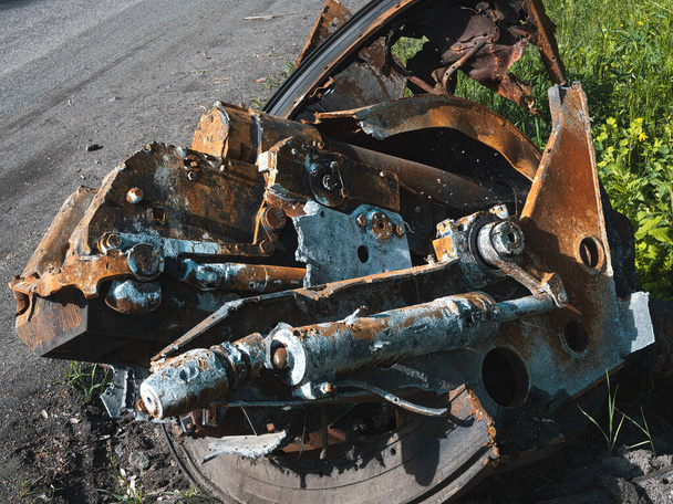 ウクライナの戦争、戦車砲、引き裂かれた戦車砲は、引き裂かれた砲塔の上にあります - 写真・画像