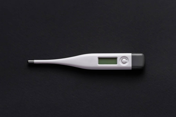 білий електронний термометр на чорному фоні
 - Фото, зображення
