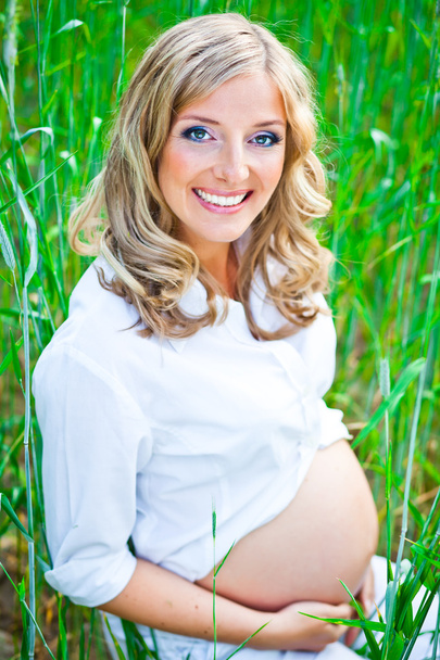 Pregnant woman outdoor - Foto, imagen