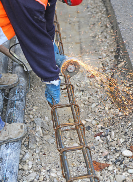Σπινθήρες όταν εργαζόμενος Κόψτε ένα κομμάτι του σιδήρου με ένα ευέλικτο - Φωτογραφία, εικόνα