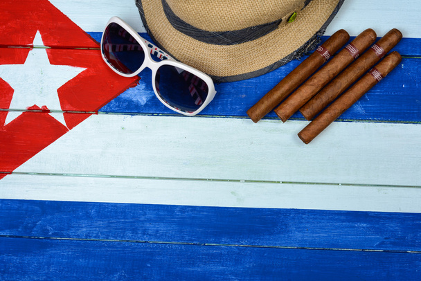 Cappello Panama in paglia di sigari e occhiali da sole
 - Foto, immagini
