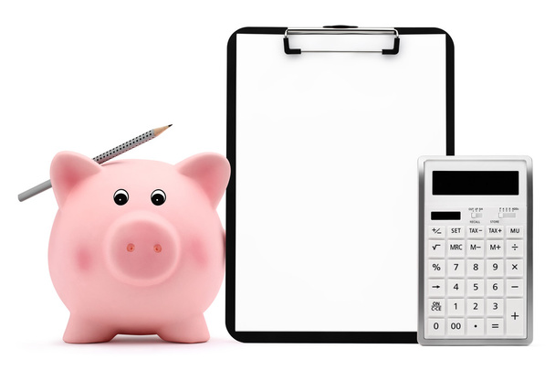 Piggy bank met Rekenmachine potlood Klembord boekhoudkundige concept - Foto, afbeelding