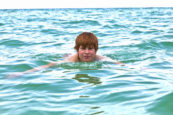 kind is zwemmen in de Oceaan - Foto, afbeelding