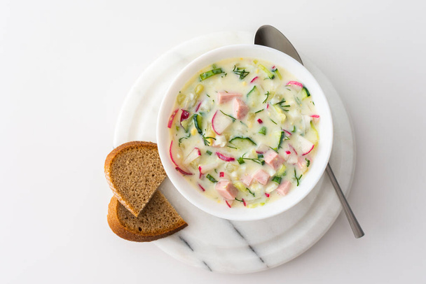Sopa fría Okroshka, sopa con verduras frescas y kéfir, deliciosa sopa tradicional ucraniana o rusa de verano - Foto, imagen