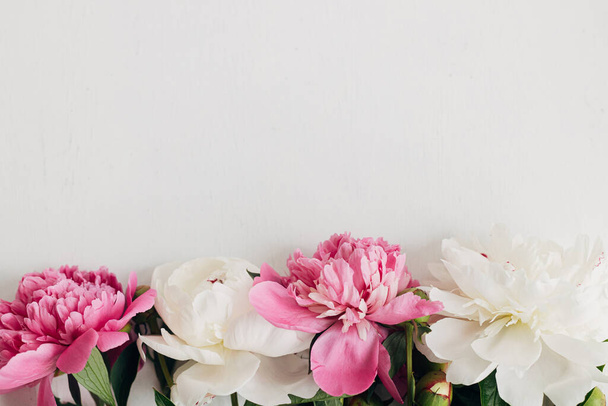 Gyönyörű bazsarózsa csokor.Gyengéd rózsaszín bazsarózsa virágok rusztikus háttér, hangulatos kép - Fotó, kép
