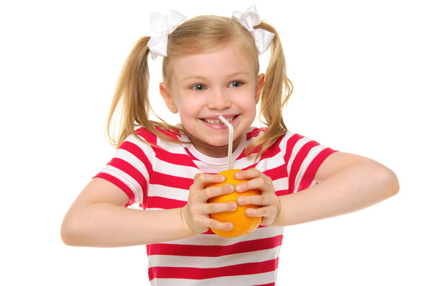 τυχερό κορίτσι πίνοντας χυμό πορτοκαλιού μέσα από άχυρο - Φωτογραφία, εικόνα