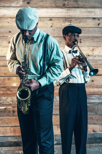 Dos músicos de jazz afroamericanos tocando trompeta y saxofón
 - Foto, Imagen