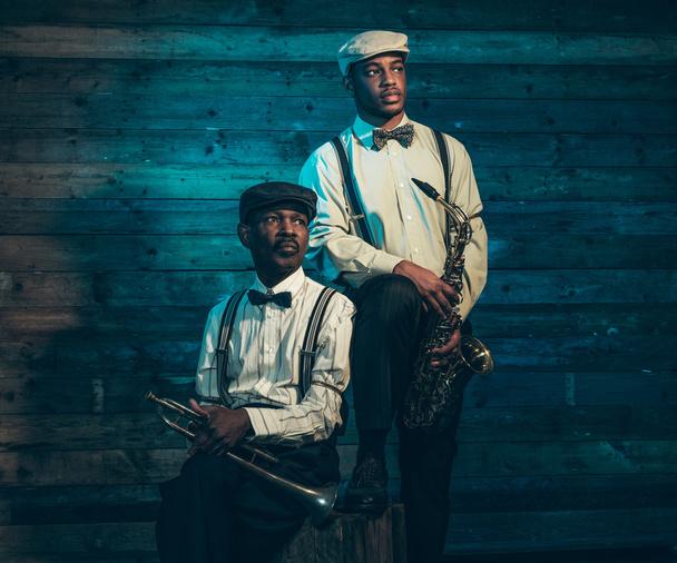 Twee Afro-Amerikaanse jazz muzikanten met trompet en saxofoon s - Foto, afbeelding