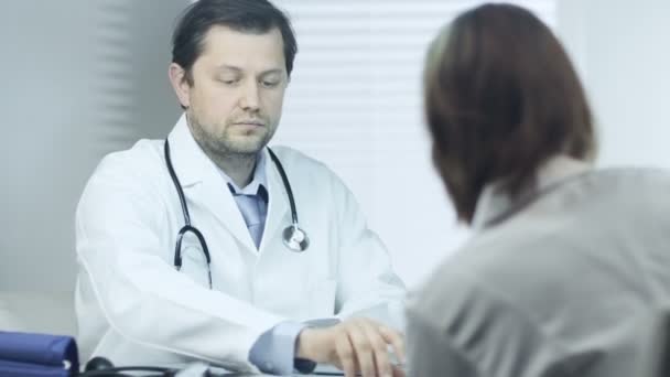Doctor Gives Medical Consultation - Séquence, vidéo