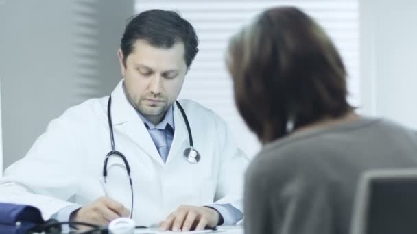 Doctor Gives Medical Consultation - Séquence, vidéo