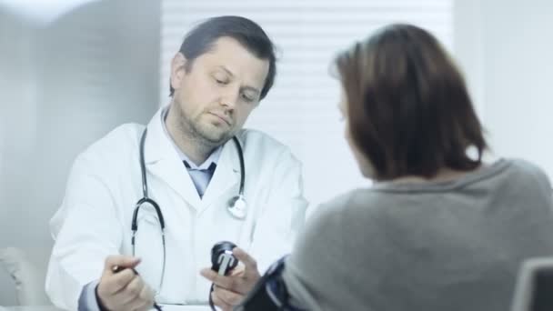 Doctor Measures the Blood Pressure - Video, Çekim