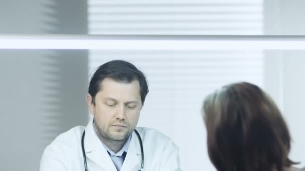 Doctor Measures the Blood Pressure - Video, Çekim