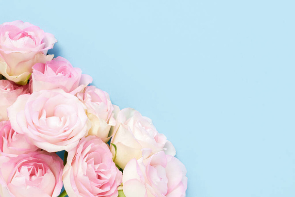 Růžové růže na světle modrém pozadí. Den matek, Valentýn, narozeninová oslava. Pozdrav. Kopírovat prostor pro text, horní pohled - Fotografie, Obrázek