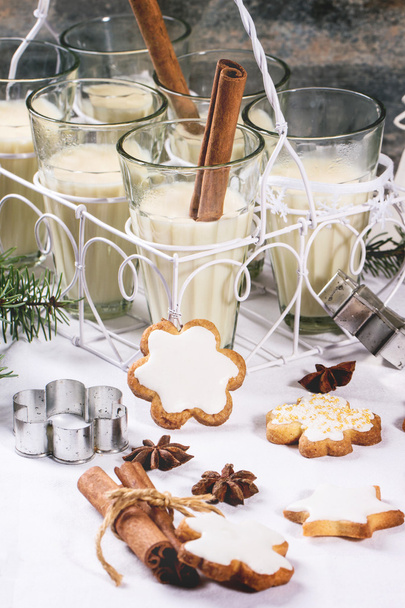 Christmas cookies and cocktail - Foto, afbeelding