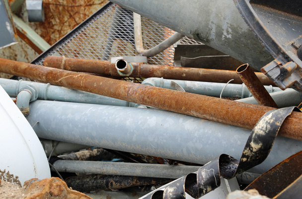tubos de hierro oxidado de un vertedero de material ferroso
 - Foto, Imagen