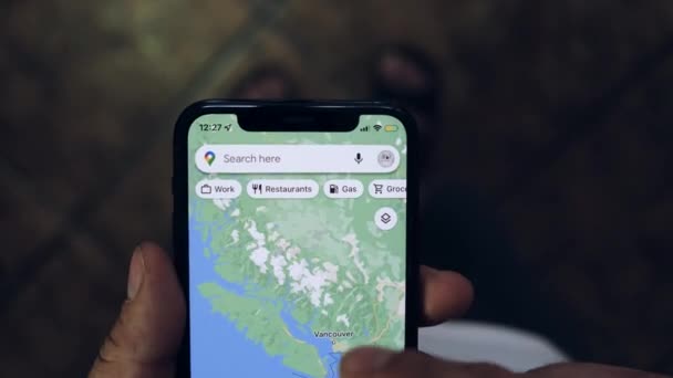 Kapatın. Erkek eller akıllı telefonda harita kullanır ve tatil için yeri seçer. Yüksek kalite 4k görüntü - Video, Çekim