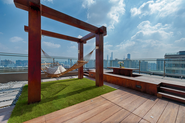 Terrasse sur le toit avec hamac par une journée ensoleillée
  - Photo, image