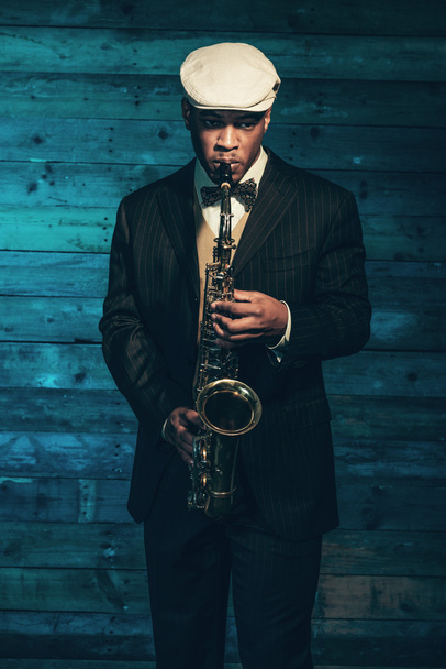 Vintage afroamericano músico de jazz con saxofón en frente o
 - Foto, imagen