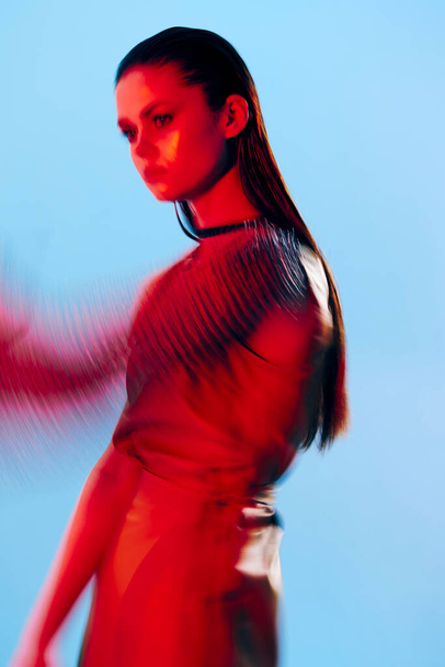 atraktivní žena červená světlo stříbrné brnění kroužek brnění módní modré pozadí. Kvalitní fotografie - Fotografie, Obrázek