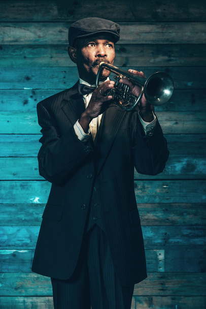 Jahrgang afrikanisch-amerikanische Senior-Jazzmusiker mit Trompete in fr - Foto, Bild