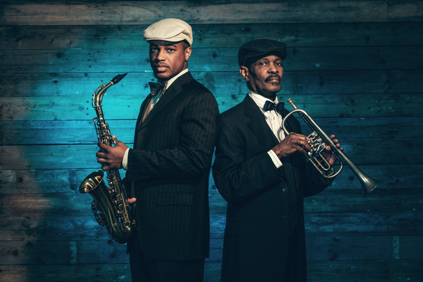 Дві старовинні афро-американських джазовими музикантами з трубою і саксофон - Фото, зображення