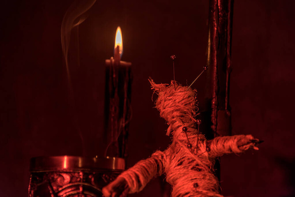 Boneca Voodoo em um fundo de madeira com iluminação dramática - Foto, Imagem