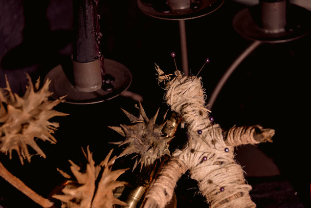 Poupée vaudou effrayante aux bougies noires. Fond mystique avec des objets ésotériques rituels, concept occulte et halloween
 - Photo, image