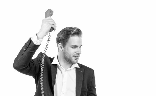Σοβαρή διευθυντής τηλεφωνικών κλήσεων κρατήστε πατημένο ντεμοντέ vintage τηλεφωνικό δέκτη απομονωμένο σε λευκό χώρο αντίγραφο, τηλεφωνική επικοινωνία. - Φωτογραφία, εικόνα