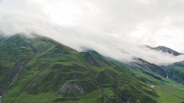 Зелені гори в хмарну погоду, Казбегі, Грузія. Фотографія високої якості - Фото, зображення