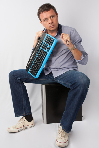 Ο άνθρωπος παίζει με τον υπολογιστή του πληκτρολογίου του - Φωτογραφία, εικόνα