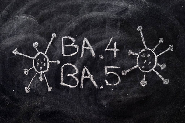 Variante do vírus covid 19, omicron BA. 4 e BA. 5, mão desenhada em um quadro negro com giz - Foto, Imagem