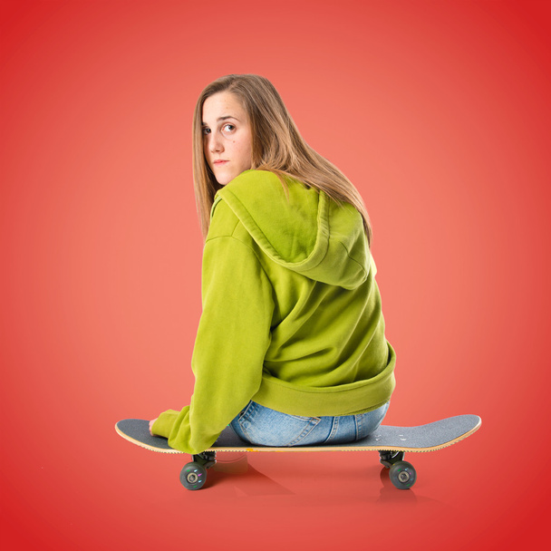 Красивая девушка в городском стиле со скейтбордом
 - Фото, изображение