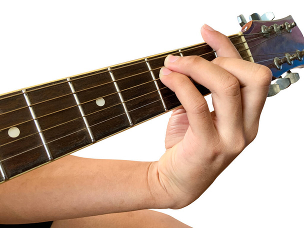 Los dedos y la mano aislados que está tocando la guitarra con recorte caminos. - Foto, Imagen