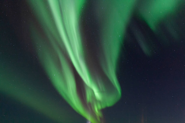 Aurora borealis или северное сияние в Исландии. - Фото, изображение
