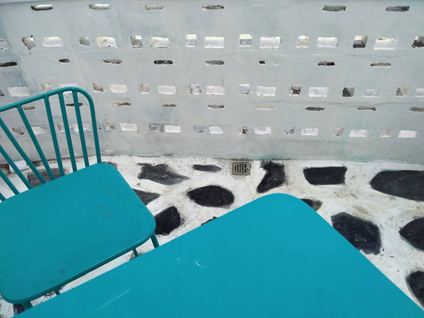 prázdné bílé židle na pláži - Fotografie, Obrázek