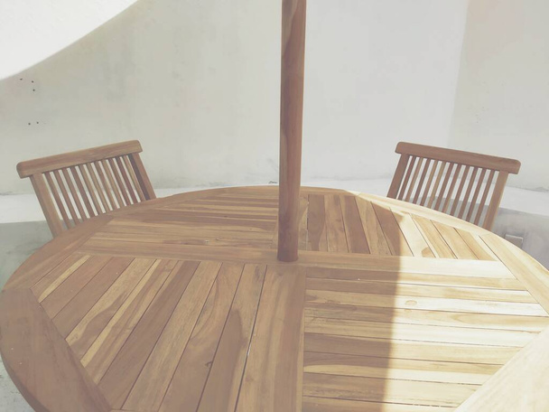 dřevěná židle v interiéru domu - Fotografie, Obrázek